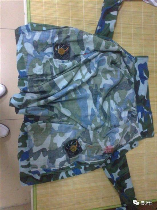 白色吊带背心军训吃瓜,白色吊带背心下的吃瓜时光